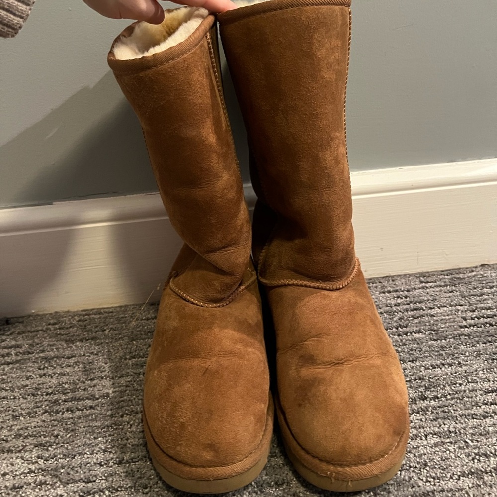 Lightly Worn Uggs. Perfect Condition - image 1